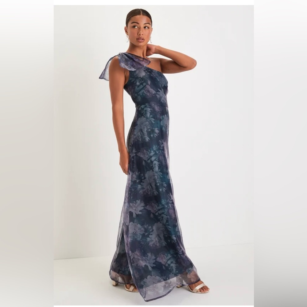 New with tags. Lulu’s rich floral, blue/purple, one shoulder, dress. Size small.
